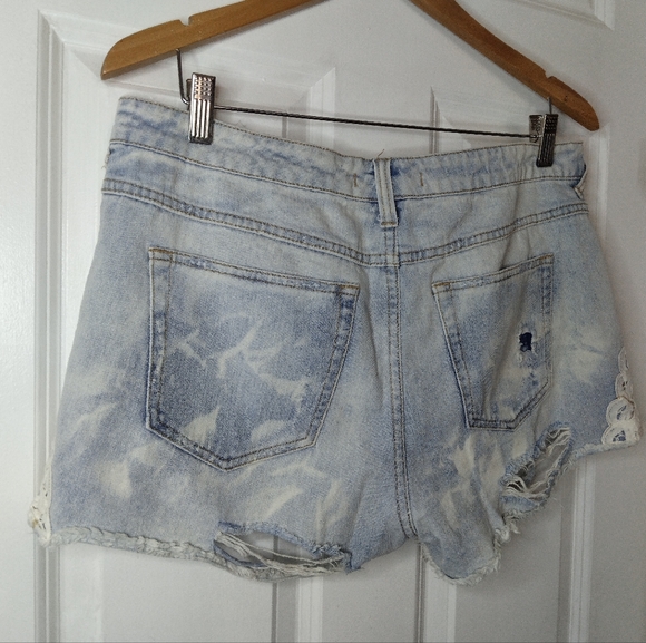 Free People Lace Distressed Denim Shorts Size 30 - Picture 7 of 12